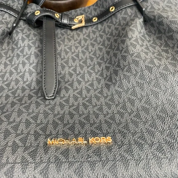 Emilia Large Logo Tote in black MK logo. Excellent condition - Picture 4 of 7